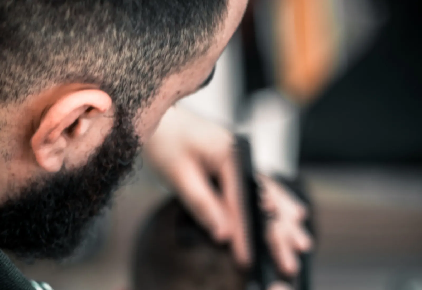 Bagian dalam barbershop modern dengan kursi cukur dan cermin besar